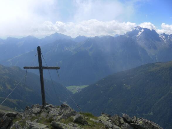 Marchsäule, rechts der Habicht