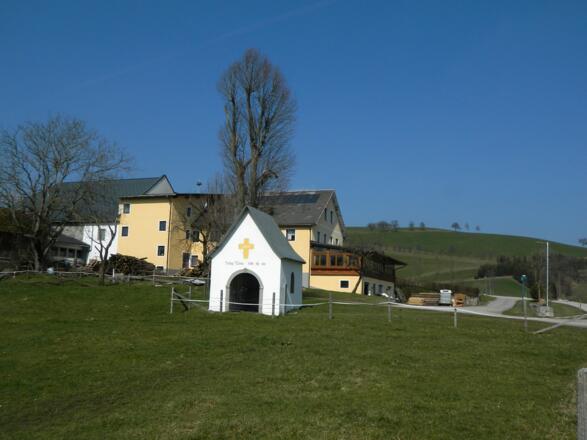 Gasthaus und Kapelle in Grossau