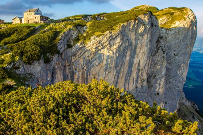 Stöhrhaus im Abendlicht über den Abbrüchen der Untersberg-Südwand