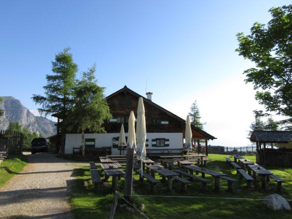 netter Gastgarten der Mitterfeldalm am frühen Morgen: Wir kommen wieder!