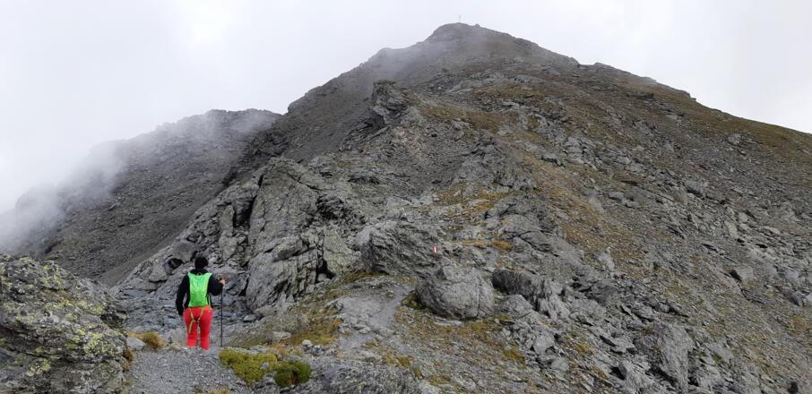 Aus der Senke sind es rund 100 Höhenmeter zum Gipfel der Grünbergspitze (unschwierig).