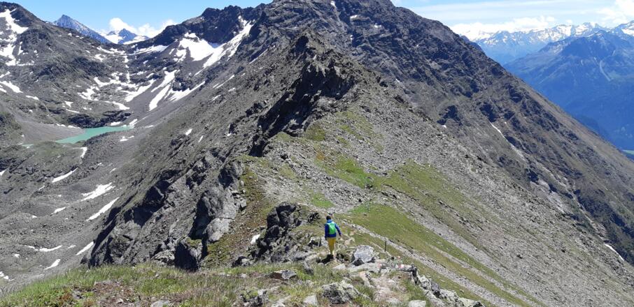 Der Weiterweg zum Grastalsee führt an der rechten (westlichen) Flanke um ...