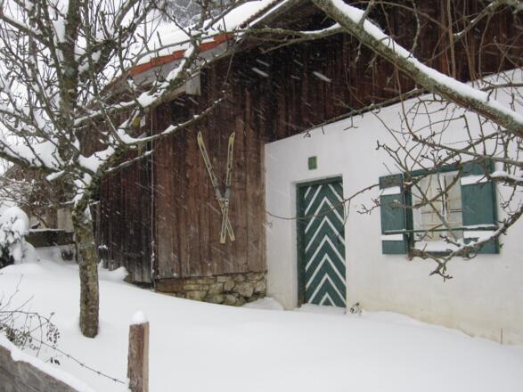 die alten Ski sind Zeugen des ehemaligen Skilift