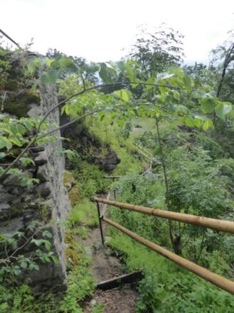 an der Burgmauer entlang