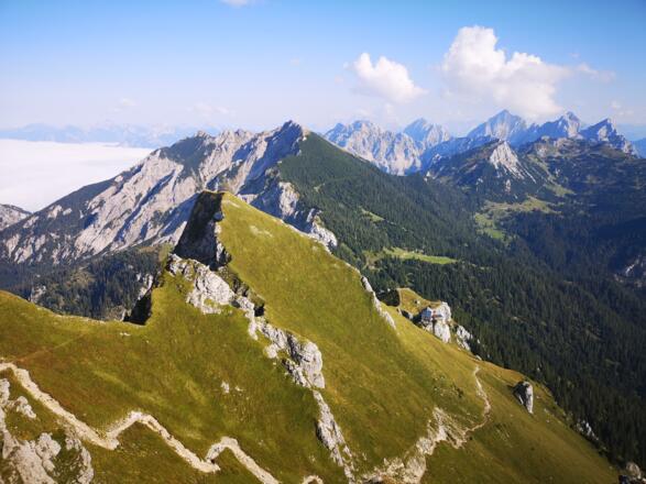 Blick vom Südgipfel auf den Wanderweg (Abstieg), die Bad Kissinger Hütte und die Tannheimer Berge