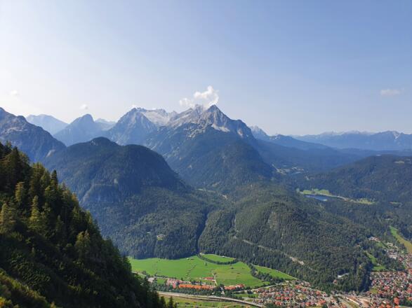 Aussicht zu den östlichen Ausläufern des Wettersteingebirges