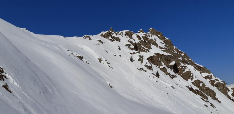 Einsattelung und Gipfelgrat.