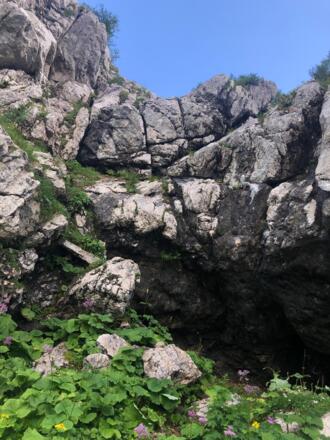 Am Feldkogelsteig. An diesem markanten Felsüberhang unbedingt links halten, nicht dem Grasband weiter nach rechts folgen.