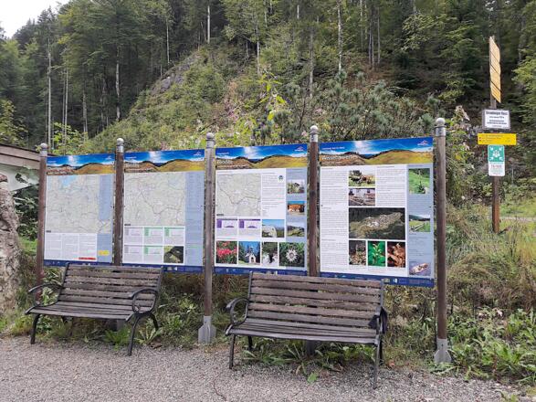 Info-Tafeln am Parkplatz - hier beginnt rechts der Weg