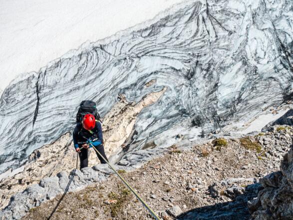 exponiert Abseilfahrten in der Ostwand des Niederen Dirndl über dem weit unten liegenden Gletscher