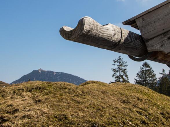 Blick von der Bischofsfellnalm zur Tabor Kapelle auf dem Hochfelln.