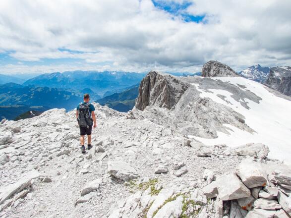 Über das karstige Gestein der Sulzfluh machen wir uns an den Abstieg.