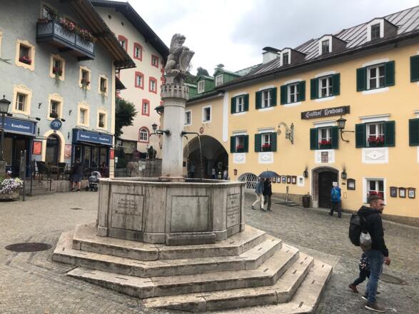 Marktbrunnen im lebendigen Zentrum von Berchtesgaden