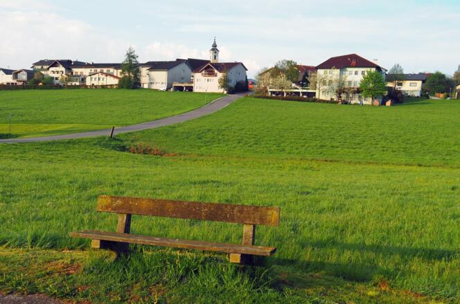 Eine der vielen Rastbänke entang der Wanderstrecke