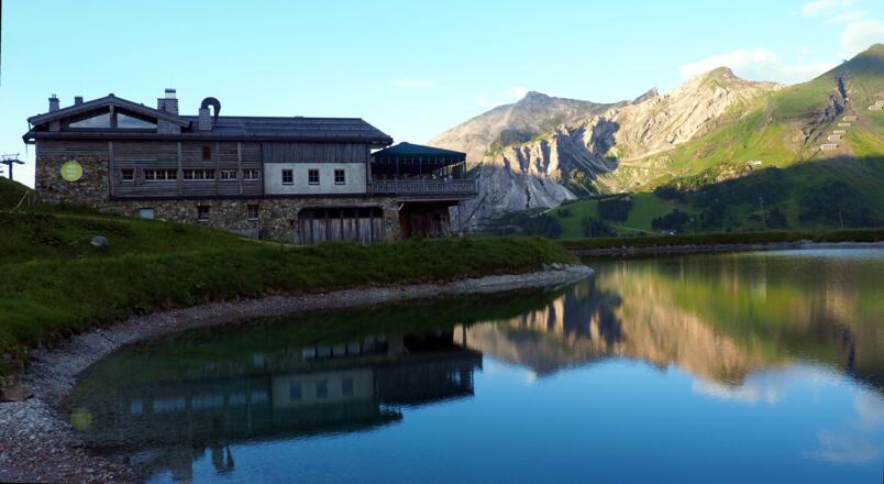Edelweißhütte mit Speichersee um 1850m