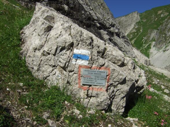 Warntafel - ab hier wird es alpin