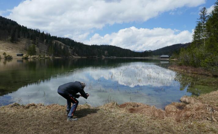Auf der glatten Oberfläche des Ferchensees spiegeln sich die Wolken.
