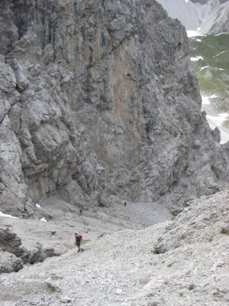 Abstieg in der Rinne