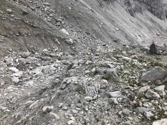 Am Boden des Sailergrabens muss teilweise etwas improvisiert werden, da starke Regenfälle den Weg ständig anpassen