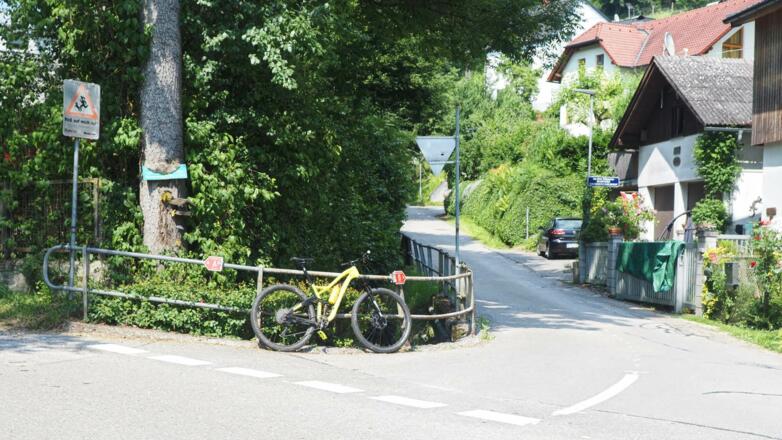 Straßengabelung, hier fahren wir rechts weiter die Straße hoch