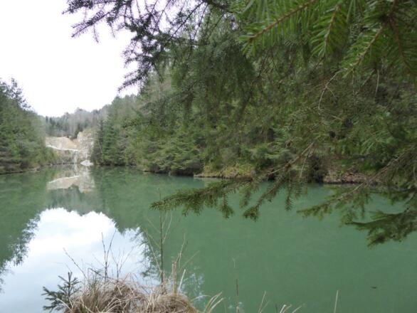 großer Steinbruchsee vor dem Steinbruch