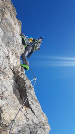 Einstieg und zugleich kurze Schlüsselstelle im Winterklettersteig