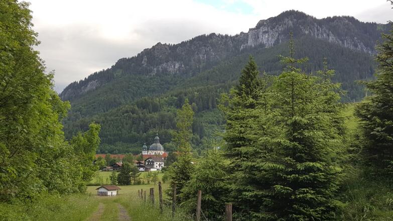 Blick auf Ettal auf dem Weg Rg. Ghf. Mühle, kurz nach dem Start am Parkplatz