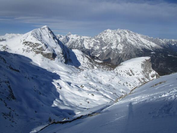 links der Fagstein, wir fahren rechts neben der Rothspielscheibe hinunter (Spuren) - Großer Hundstod und Watzmann am Horizont