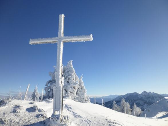 Gipfelkreuz mit Blick in die Tannheimer Berge