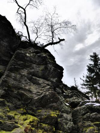 Schöne Pfade hinauf zum Kreuzfelsen