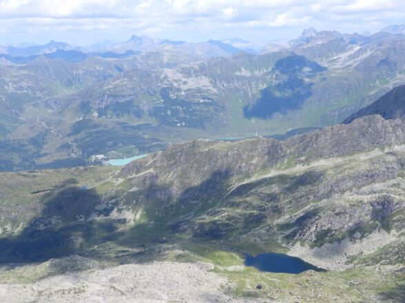 der Vallüla-See, weiter hinten der Kops-Stausee
