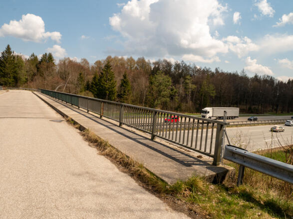 über die Autobahnbrücke im Hofoldinger Forst