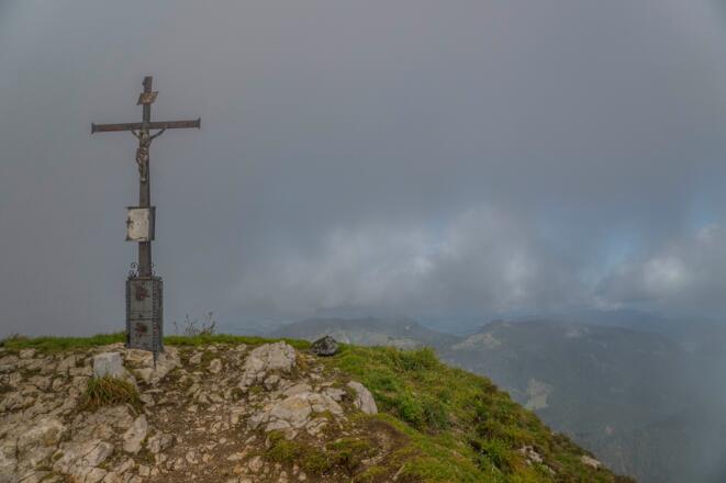 Der Gipfel mit viel Aussicht, wenn es keine Wolken gibt. Sonst kann man bis in die Tauern, Salzkammergut, nach Salzburg oder auch den schönen Chiemgau schauen. Es ist viel Platz um auf der Wiese zu liegen und das Wetter zu genießen.