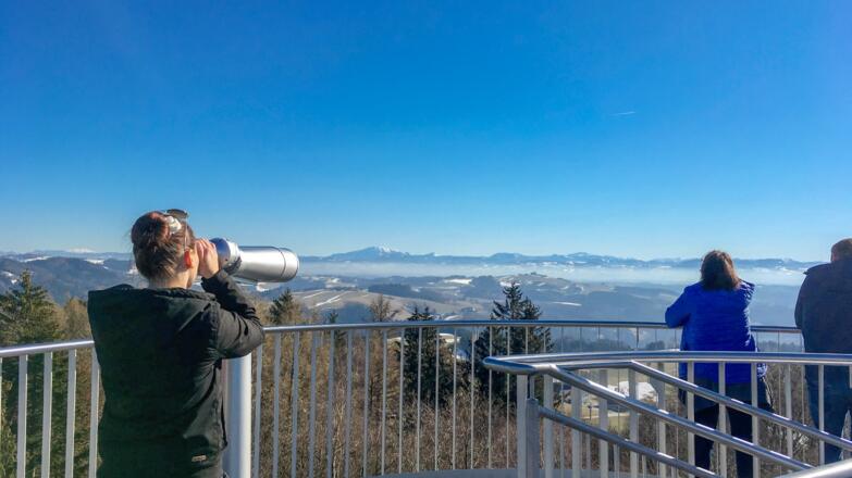 Bei Schönwetter reicht der Blick von der Gobelwarte vom Schneeberg über Ötscher bis zum Dachstein