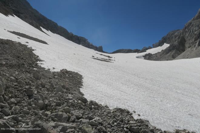 Hinten die Untere Windlucke, davor ein großes Schneefeld