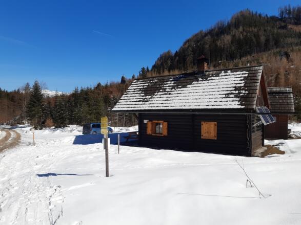 Bergrettungshütte am Fuße des Warschenecks