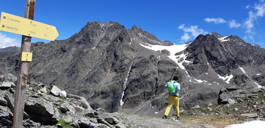 Hier wechseln wir auf die Ostseite des Kamms. Blick auf den Grastelferner, links der Grastaler Grieskogel und dahinter der Strahlkogel (3295 m), rechts der Breite Grieskogel.