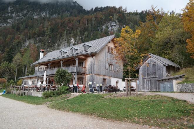 Das bewirtschaftete Gasthaus Ramsaualm am Laudachsee.