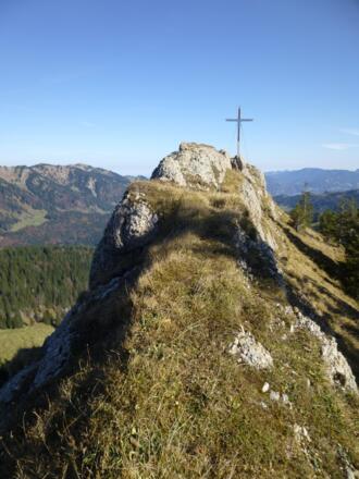 Jähe Nordabbrüche des einsamen Gipfels