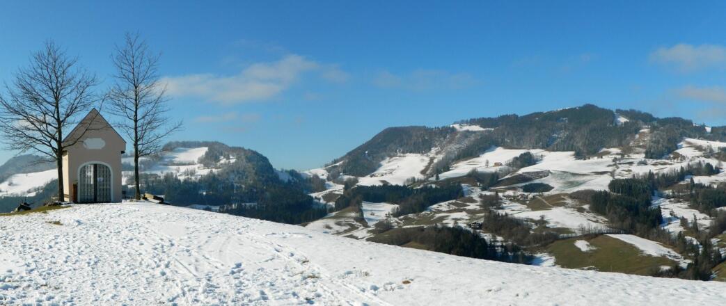 Blick von Maria Neustift auf Arthofberg und Glasenberg