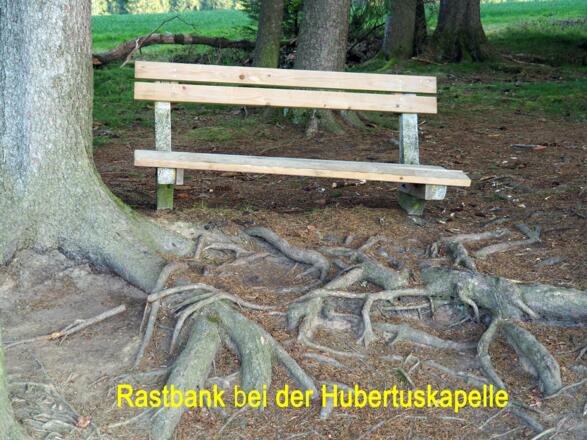 mit mehreren sonnigen oder schattigen Rastbänken