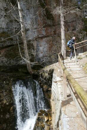 Der großzügig angelegte Steig im Laintal führt unmittelbar an einem Wasserfall vorbei.