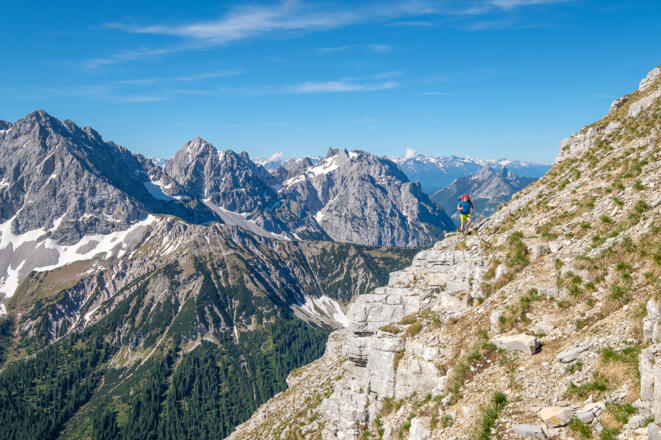 Mit Karwendel und Wetterstein Panorama geht’s mal mehr, mal weniger dem Kamm entlang zur Soiernspitze