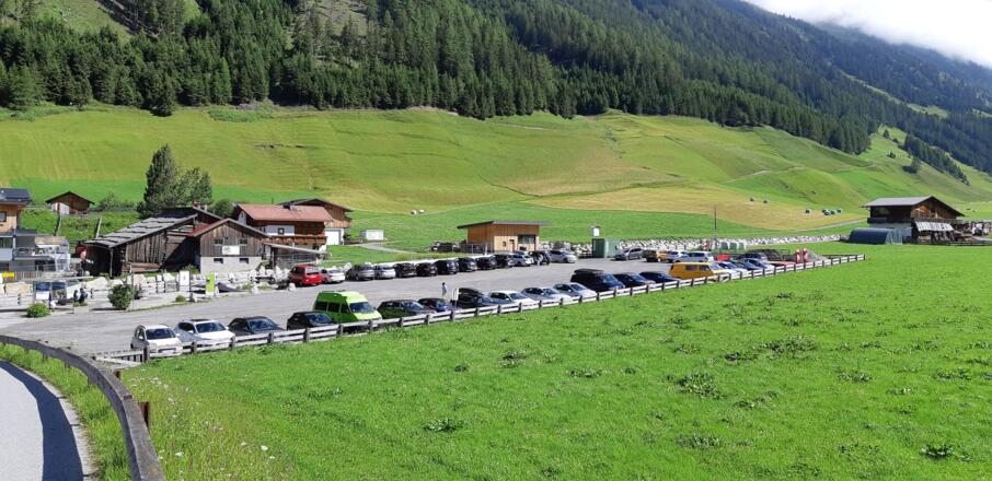 Der gebührenpflichtige Parkplatz in Niederthai am Eingang ins Hoarachtal (-> Schweinfurter Hütte).