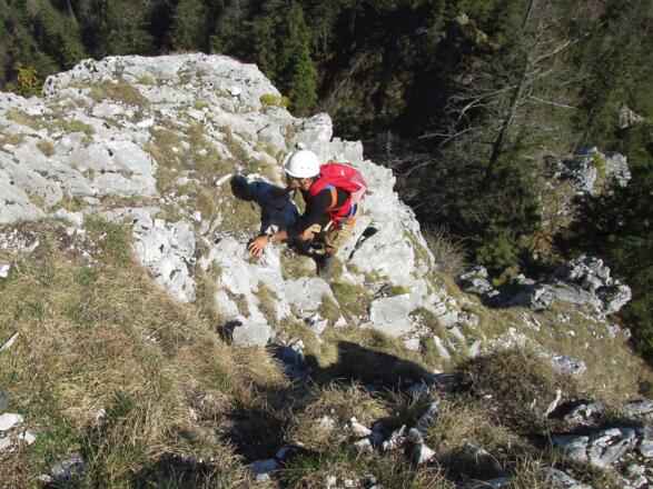 Steiler Aufstieg über grasige Felsstufen zur Schatzwand.