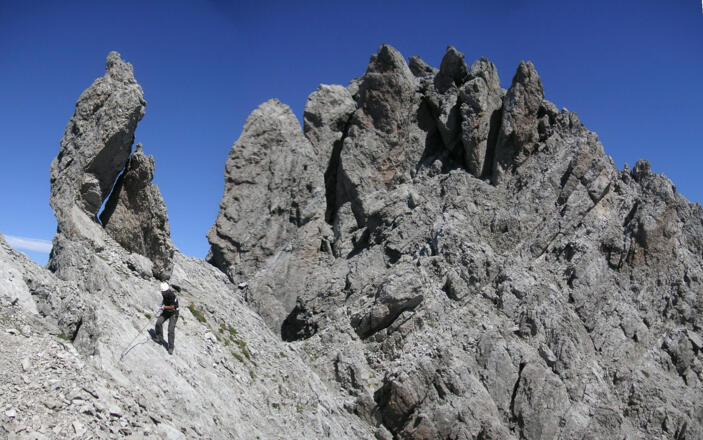 querender Abstieg über Gratabschwünge und Bänder