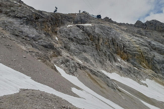 Im Geröllhang unterhalb des Zugspitz-Grates