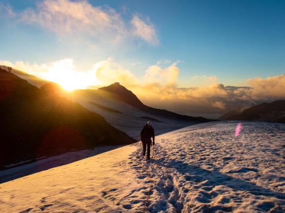Im Sonnenaufgang verlassen wir die Müllerhütte, die man noch grob im Hintergrund erkennt. Auch das Becherhaus ist weiter hinten zu sehen.