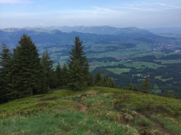 Blick vom Sonnenkopf auf die Aufstiegsroute und den Talkessel von Sonthofen