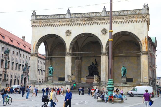 (10) Feldherrnhalle: Die klassizistische Loggia wurde von König Ludwig !. von Bayern errichtet und erlangte durch die Nationalsozialisten traurige Berühmtheit.